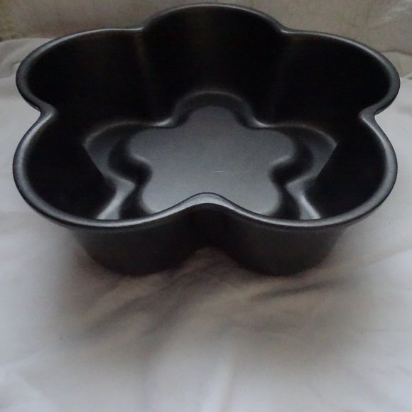 Petal Cast Aluminum Bundt Cake Pan 8 Cup - Picture 1 of 3